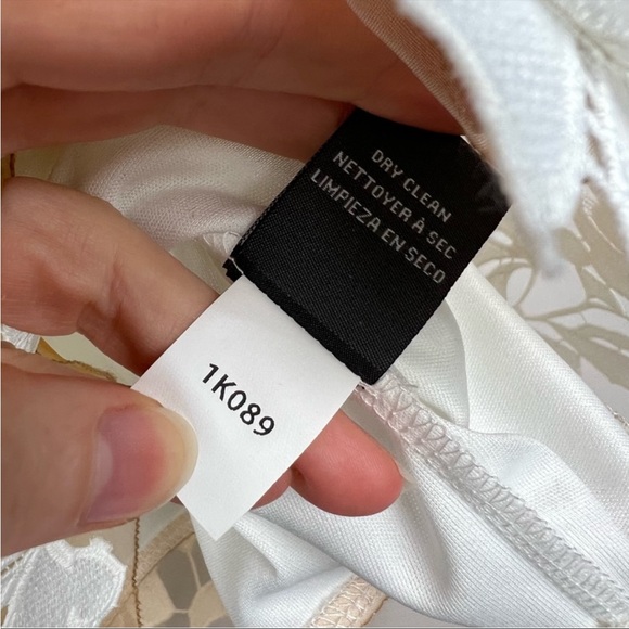 Vera Wang White Embroidered Lace
Dress 6 - Picture 11 of 12